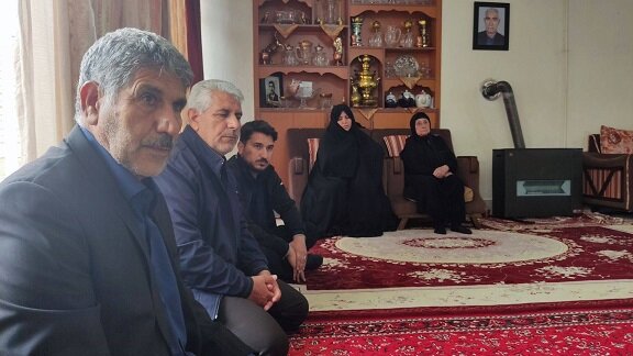 دیدار فتح الله حسینی با خانواده جمعی از شهدای جنگ رمضان در کرمانشاه