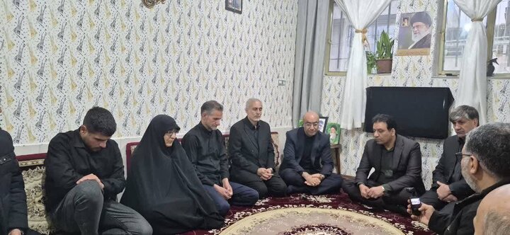 دیدار رنجبر با خانواده شهدای ناو دنا در کرمانشاه