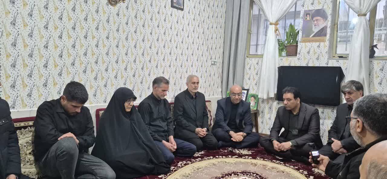 دیدار رنجبر با خانواده شهدای ناو دنا در کرمانشاه