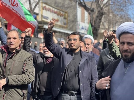 پیکر دانشمند شهید روی دوش مردم غیور اسکو/حضور متفکرآزاد در تشییع شهید«حسین ذکی»