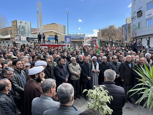 پیکر دانشمند شهید روی دوش مردم غیور اسکو/حضور متفکرآزاد در تشییع شهید«حسین ذکی»
