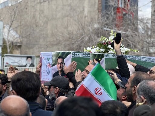 پیکر دانشمند شهید روی دوش مردم غیور اسکو/حضور متفکرآزاد در تشییع شهید«حسین ذکی»
