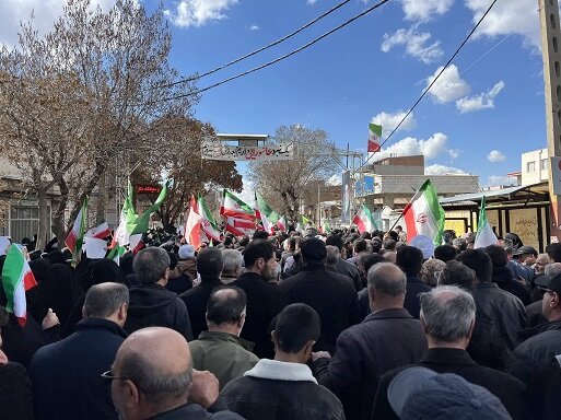 پیکر دانشمند شهید روی دوش مردم غیور اسکو/حضور متفکرآزاد در تشییع شهید«حسین ذکی»