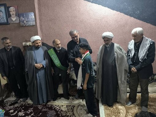 دیدار و تجلیل احمد مرادی از خانواده شهید عباس فرزاد/ تأکید بر تداوم تجمعات مردمی علیه جنایات آمریکا و رژیم صهیونیستی