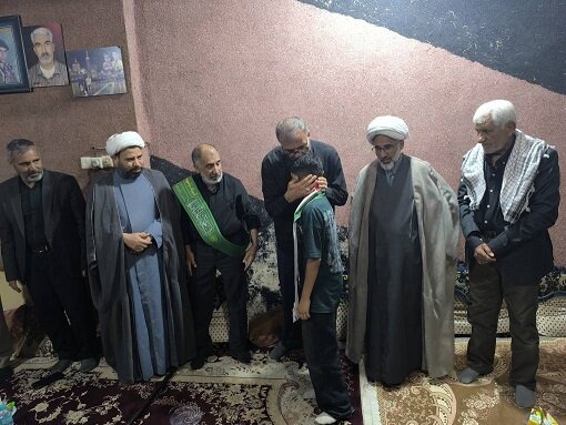 دیدار و تجلیل احمد مرادی از خانواده شهید عباس فرزاد/ تأکید بر تداوم تجمعات مردمی علیه جنایات آمریکا و رژیم صهیونیستی