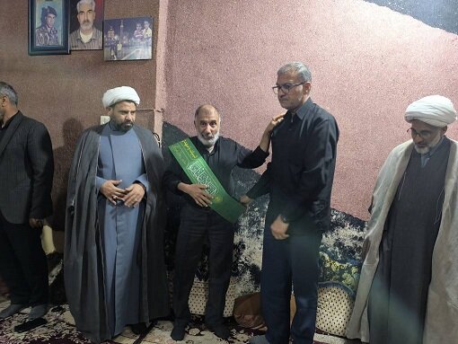 دیدار و تجلیل احمد مرادی از خانواده شهید عباس فرزاد/ تأکید بر تداوم تجمعات مردمی علیه جنایات آمریکا و رژیم صهیونیستی