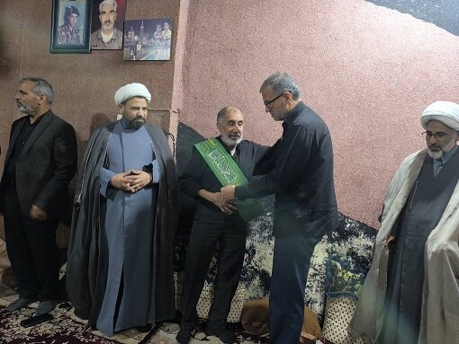 دیدار و تجلیل احمد مرادی از خانواده شهید عباس فرزاد/ تأکید بر تداوم تجمعات مردمی علیه جنایات آمریکا و رژیم صهیونیستی