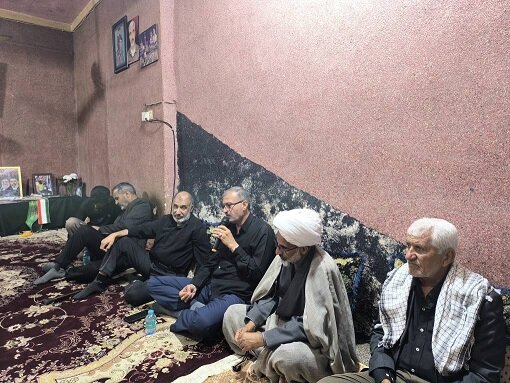 دیدار و تجلیل احمد مرادی از خانواده شهید عباس فرزاد/ تأکید بر تداوم تجمعات مردمی علیه جنایات آمریکا و رژیم صهیونیستی