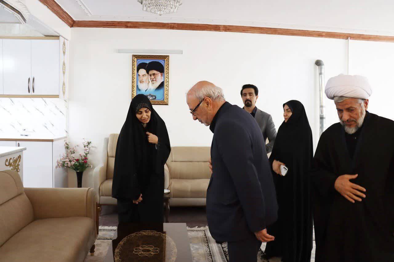 حاجیدلیگانی با خانواده شهدای شاهینشهر دیدار کرد