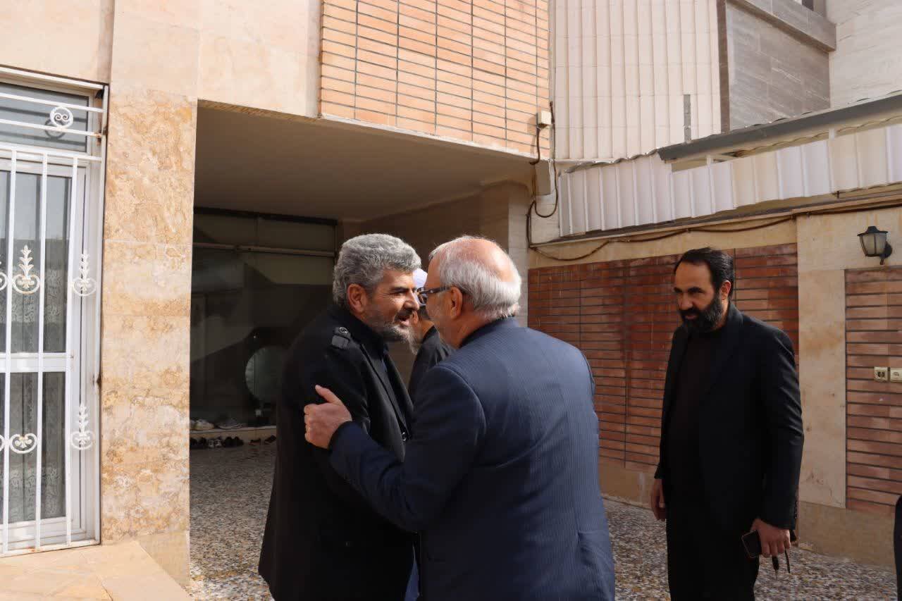 حاجیدلیگانی با خانواده شهدای شاهینشهر دیدار کرد
