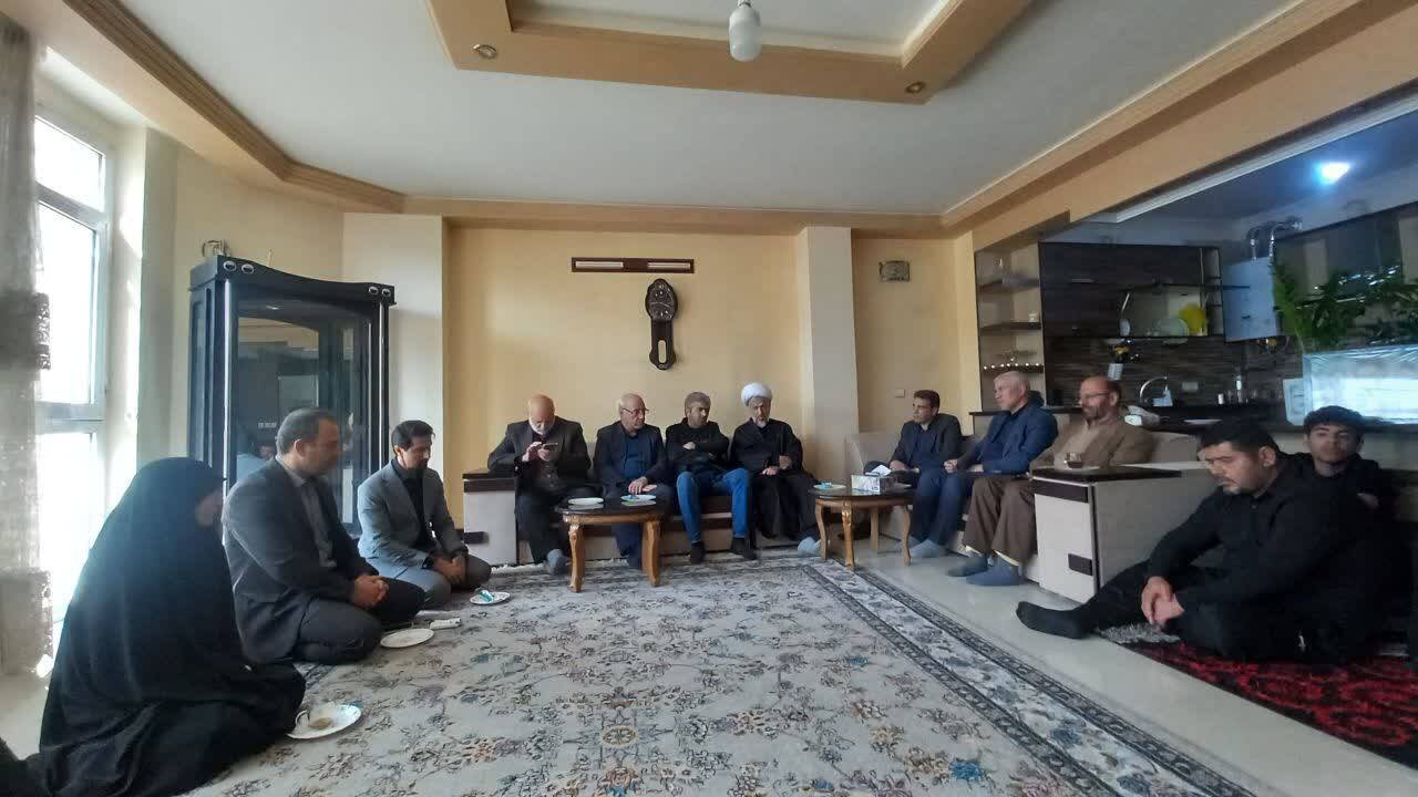حاجی‌دلیگانی با خانواده شهدای شاهین‌شهر دیدار کرد