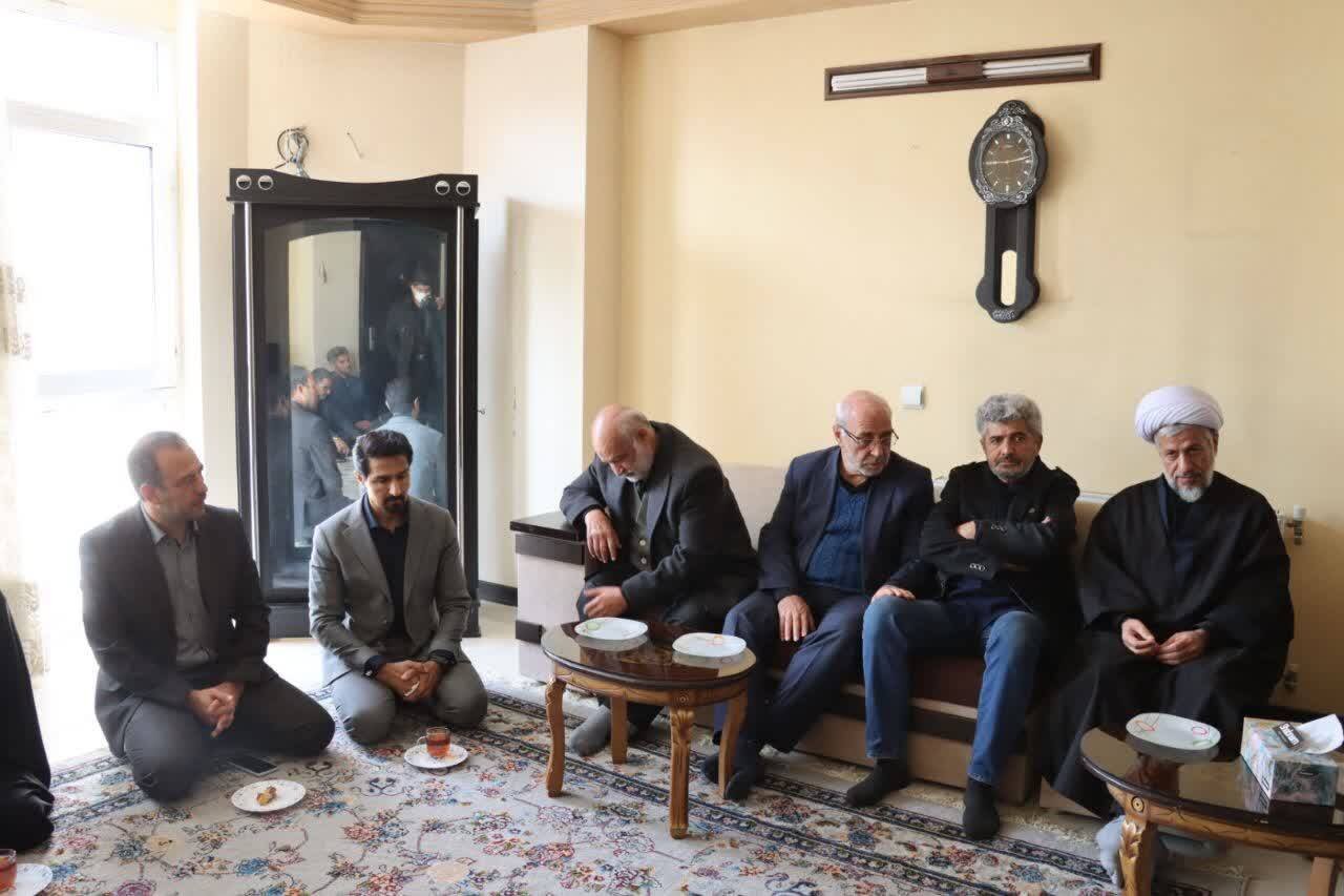 حاجیدلیگانی با خانواده شهدای شاهینشهر دیدار کرد
