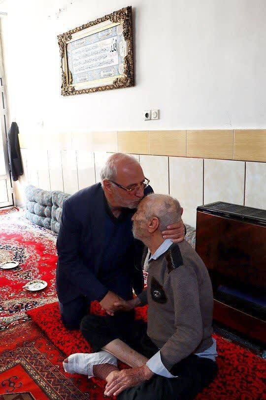 حاجی‌دلیگانی با خانواده شهدای شاهین‌شهر دیدار کرد