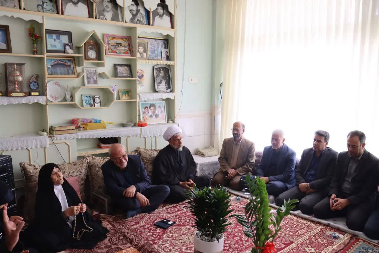 حاجی‌دلیگانی با خانواده شهدای شاهین‌شهر دیدار کرد