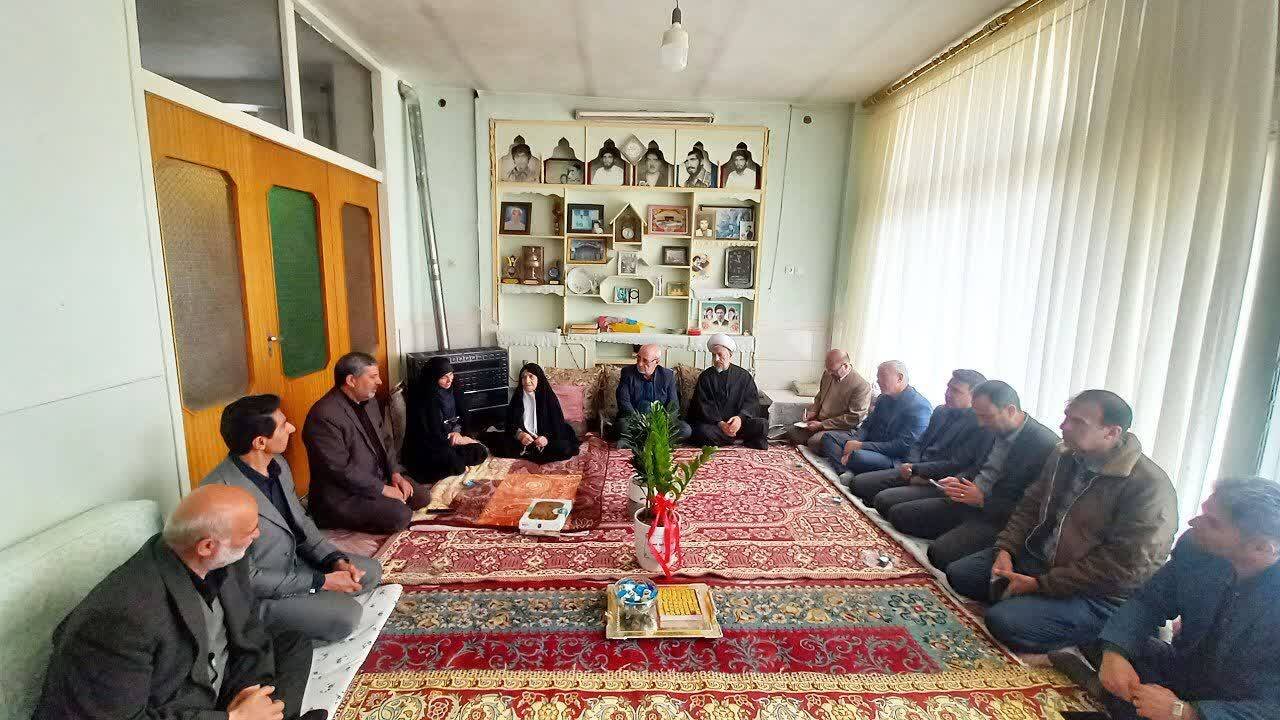 حاجی‌دلیگانی با خانواده شهدای شاهین‌شهر دیدار کرد