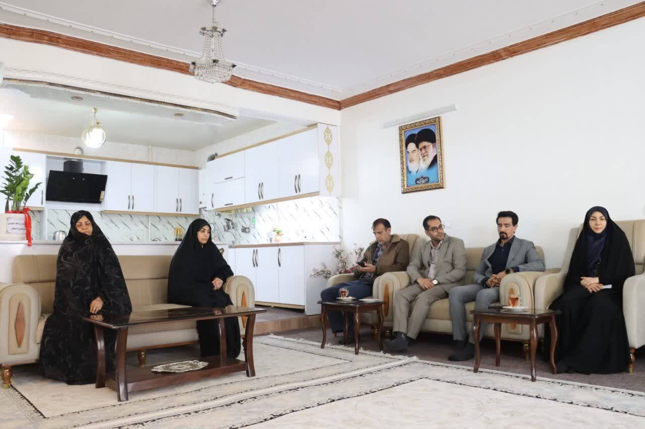 حاجی‌دلیگانی با خانواده شهدای شاهین‌شهر دیدار کرد