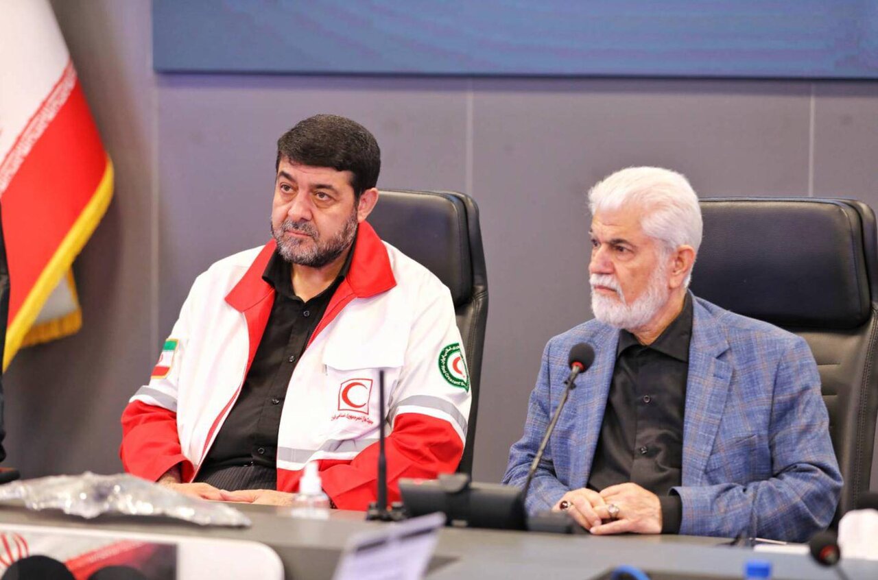 حضور  رئیس کمیسیون بهداشت مجلس در ستاد شرایط اضطراری هلال‌احمر