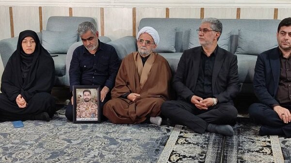 دیدار رمضانعلی سنگدوینی با خانواده شهید مدافع امنیت «وحید اکبریان»