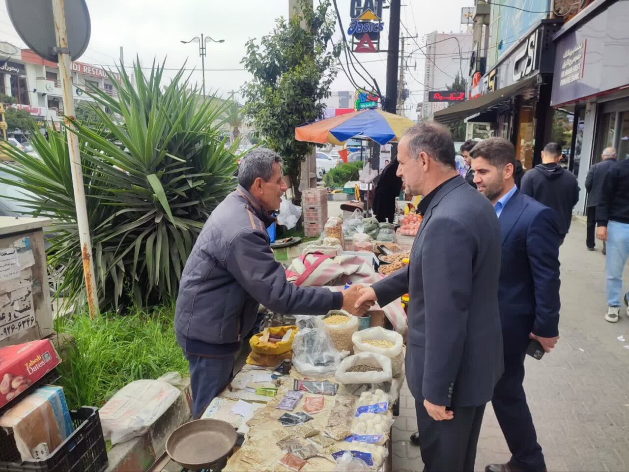 حضور میدانی فیاضی برای حل مشکلات معیشتی و شهری مازندران/تأمین نان مسافران مازندران مدیریت شد