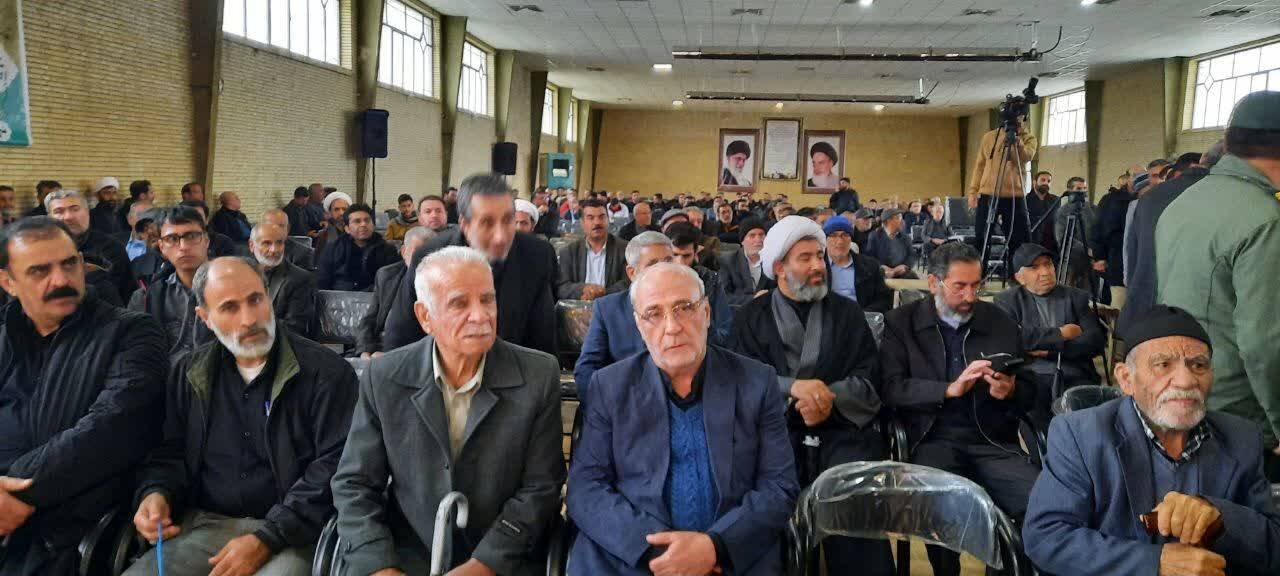 از ادای احترام به مقام شامخ شهدا تا حضور در جمع اهالی و جوانان و تبیین مسائل روز