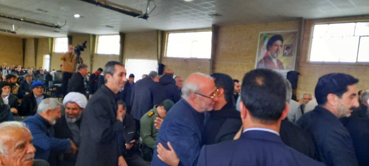 از ادای احترام به مقام شامخ شهدا تا حضور در جمع اهالی و جوانان و تبیین مسائل روز
