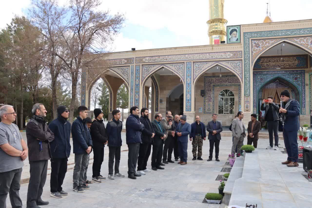 از ادای احترام به مقام شامخ شهدا تا حضور در جمع اهالی و جوانان و تبیین مسائل روز