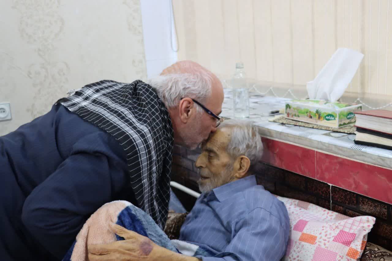 تجدید میثاق با منادیان بصیرت؛ حضور حاجی دلیگانی در منازل شهدای دفاع مقدس و حوادث اخیر