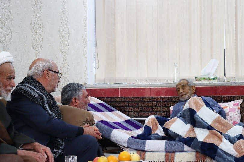 تجدید میثاق با منادیان بصیرت؛ حضور حاجی دلیگانی در منازل شهدای دفاع مقدس و حوادث اخیر