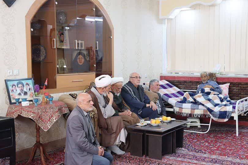 تجدید میثاق با منادیان بصیرت؛ حضور حاجی دلیگانی در منازل شهدای دفاع مقدس و حوادث اخیر