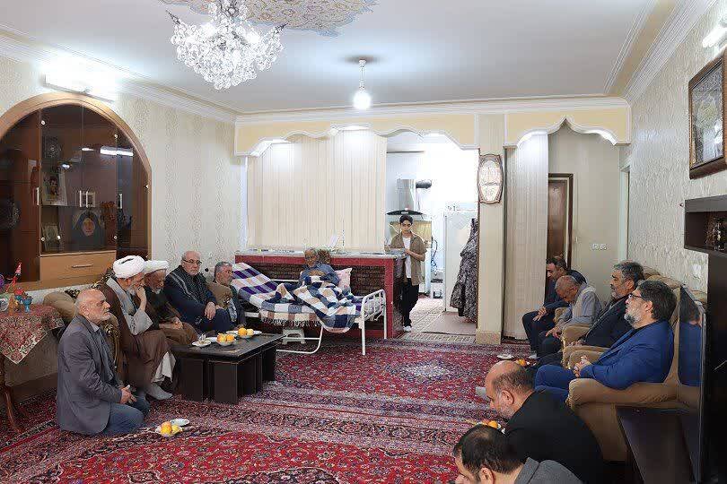 تجدید میثاق با منادیان بصیرت؛ حضور حاجی دلیگانی در منازل شهدای دفاع مقدس و حوادث اخیر