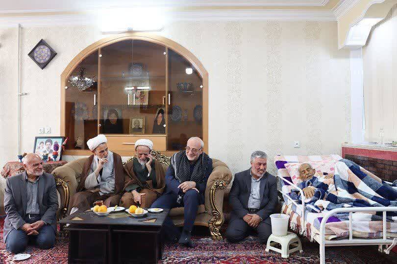 تجدید میثاق با منادیان بصیرت؛ حضور حاجی دلیگانی در منازل شهدای دفاع مقدس و حوادث اخیر