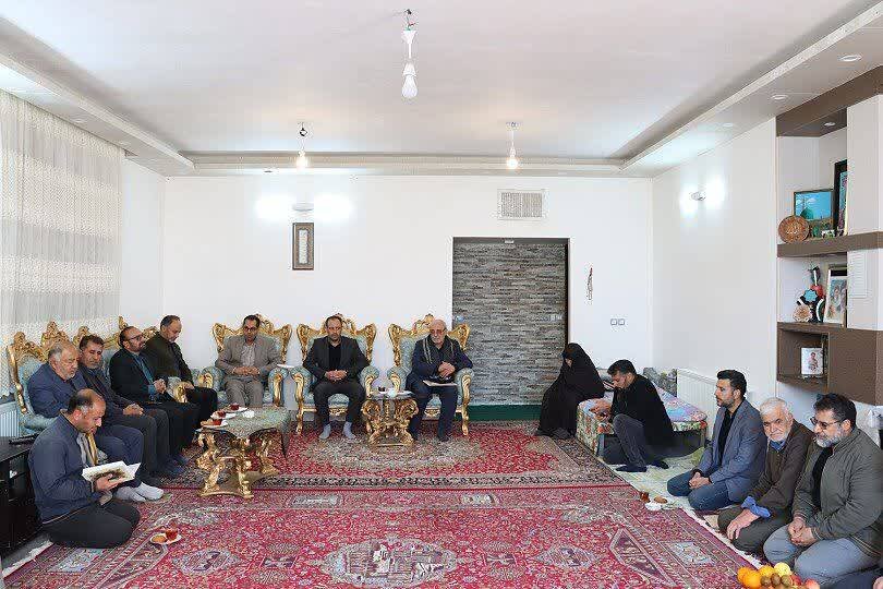 تجدید میثاق با منادیان بصیرت؛ حضور حاجی دلیگانی در منازل شهدای دفاع مقدس و حوادث اخیر
