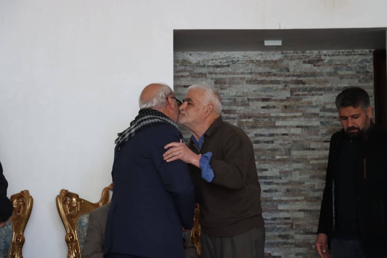 تجدید میثاق با منادیان بصیرت؛ حضور حاجی دلیگانی در منازل شهدای دفاع مقدس و حوادث اخیر