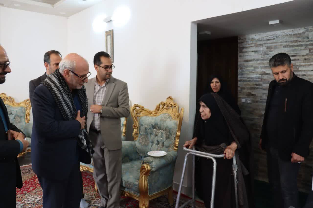 تجدید میثاق با منادیان بصیرت؛ حضور حاجی دلیگانی در منازل شهدای دفاع مقدس و حوادث اخیر