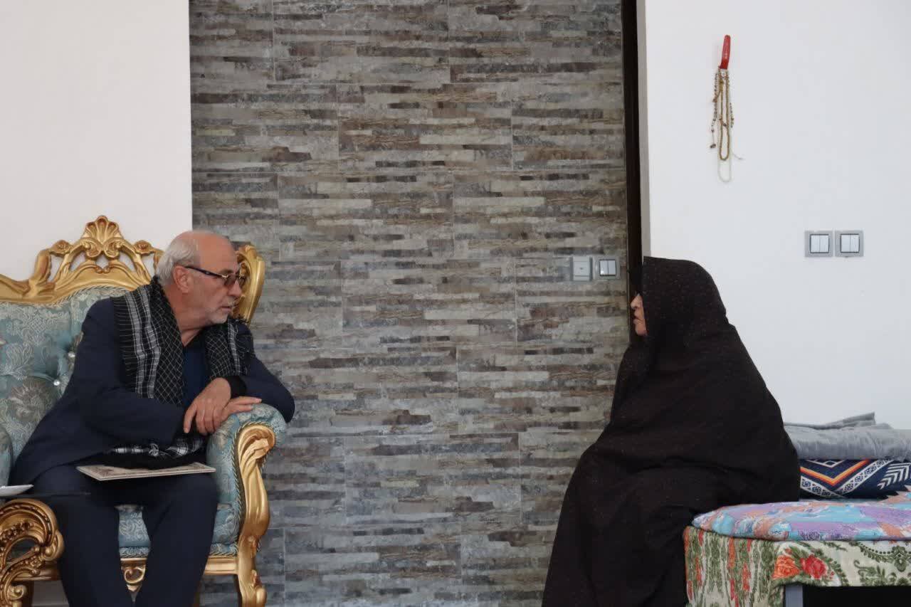 تجدید میثاق با منادیان بصیرت؛ حضور حاجی دلیگانی در منازل شهدای دفاع مقدس و حوادث اخیر
