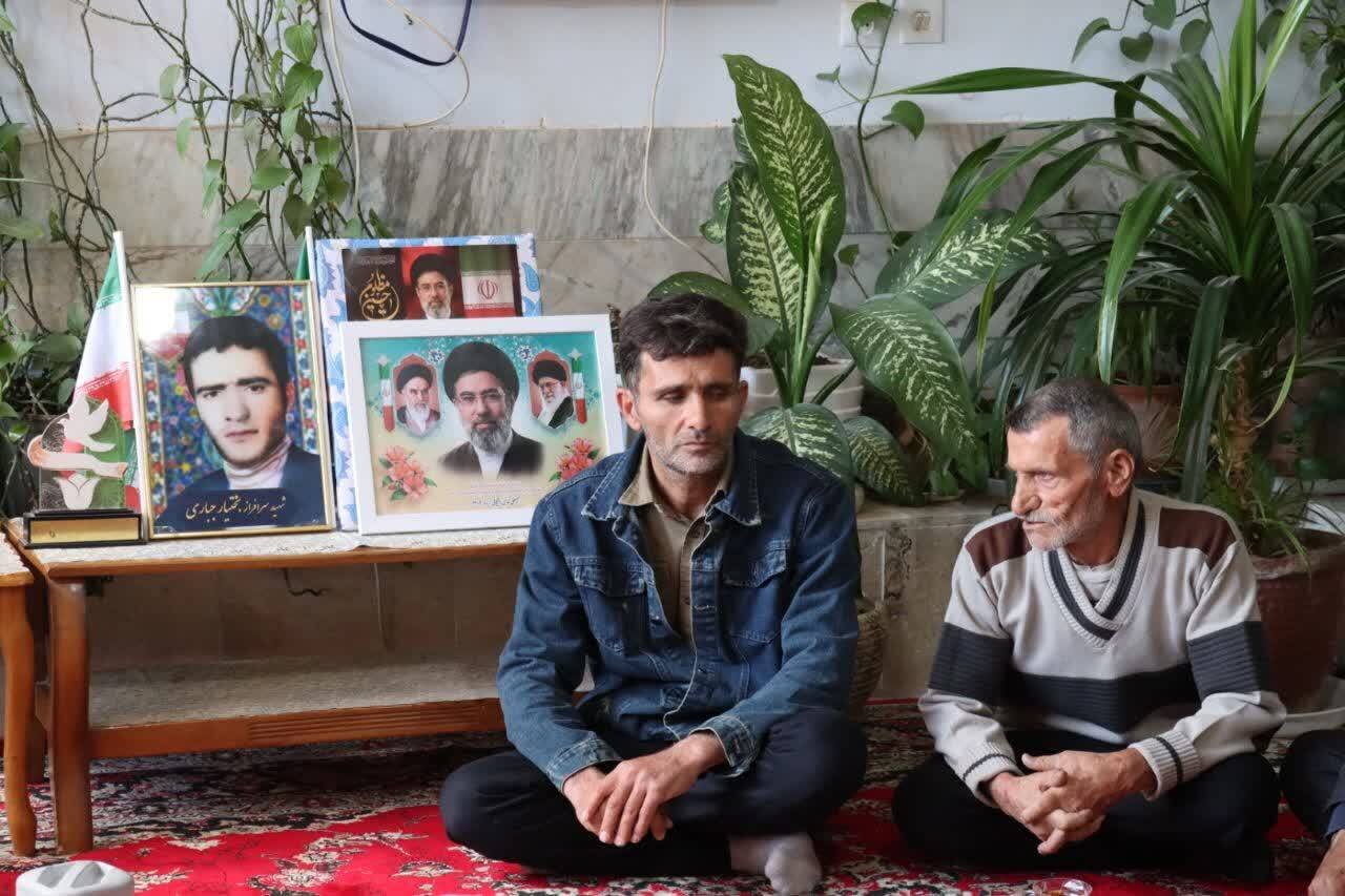 تجدید میثاق با منادیان بصیرت؛ حضور حاجی دلیگانی در منازل شهدای دفاع مقدس و حوادث اخیر
