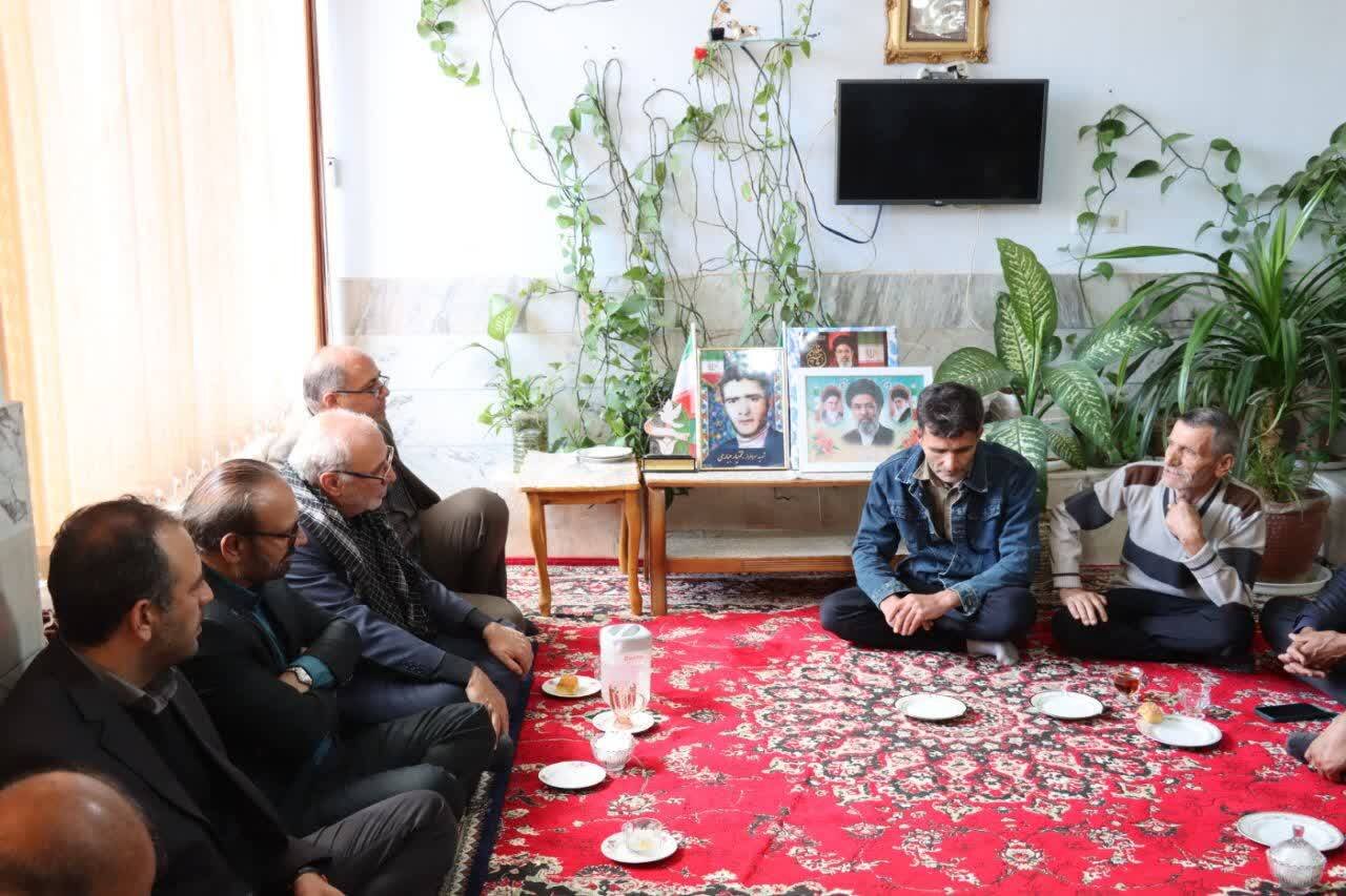 تجدید میثاق با منادیان بصیرت؛ حضور حاجی دلیگانی در منازل شهدای دفاع مقدس و حوادث اخیر
