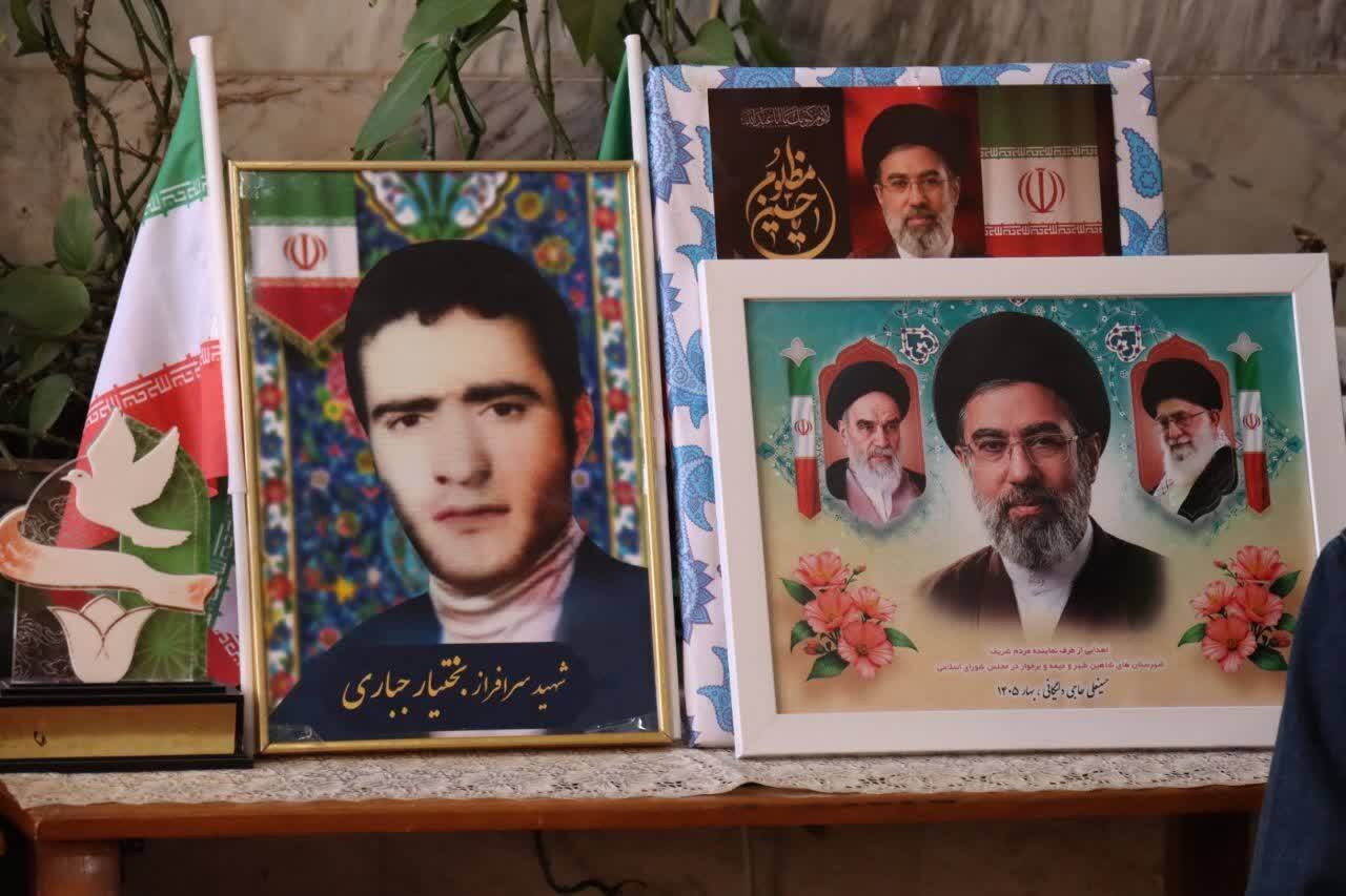 تجدید میثاق با منادیان بصیرت؛ حضور حاجی دلیگانی در منازل شهدای دفاع مقدس و حوادث اخیر