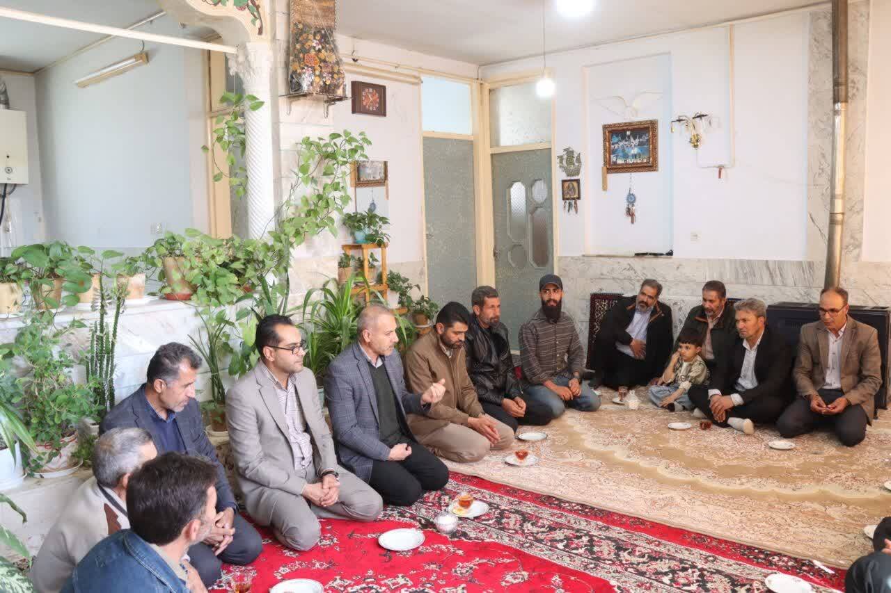 تجدید میثاق با منادیان بصیرت؛ حضور حاجی دلیگانی در منازل شهدای دفاع مقدس و حوادث اخیر