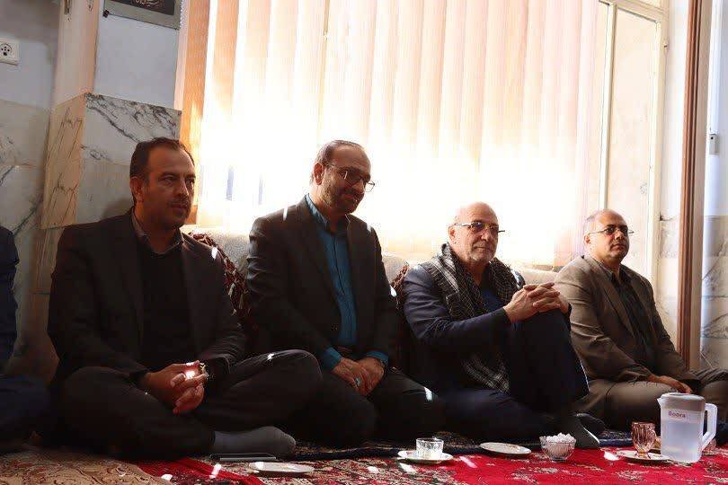 تجدید میثاق با منادیان بصیرت؛ حضور حاجی دلیگانی در منازل شهدای دفاع مقدس و حوادث اخیر
