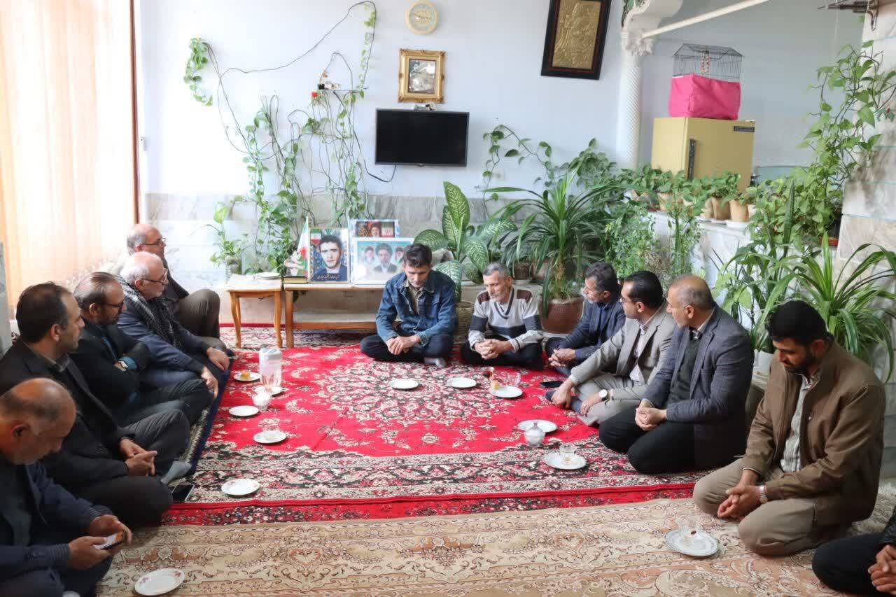 تجدید میثاق با منادیان بصیرت؛ حضور حاجی دلیگانی در منازل شهدای دفاع مقدس و حوادث اخیر