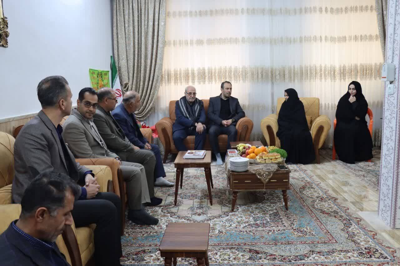 تجدید میثاق با منادیان بصیرت؛ حضور حاجی دلیگانی در منازل شهدای دفاع مقدس و حوادث اخیر
