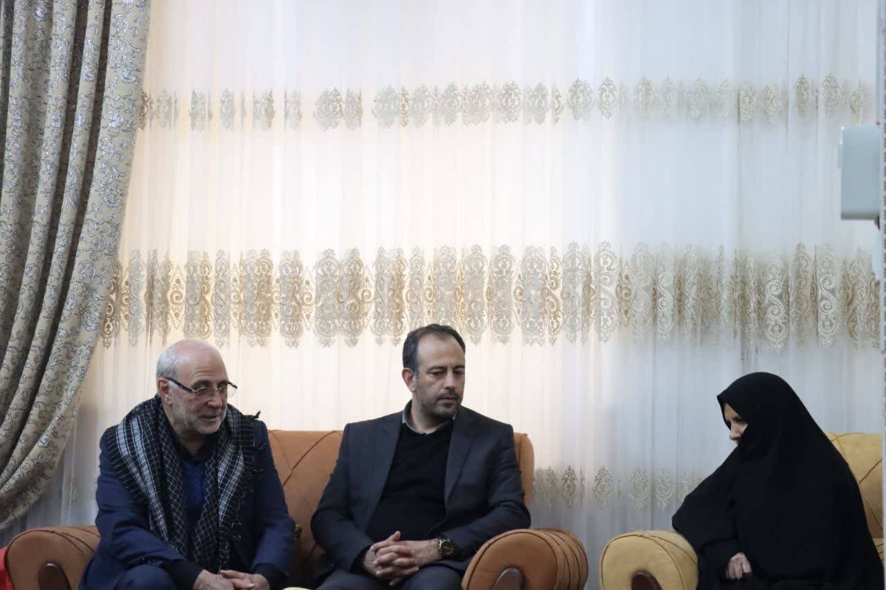 تجدید میثاق با منادیان بصیرت؛ حضور حاجی دلیگانی در منازل شهدای دفاع مقدس و حوادث اخیر