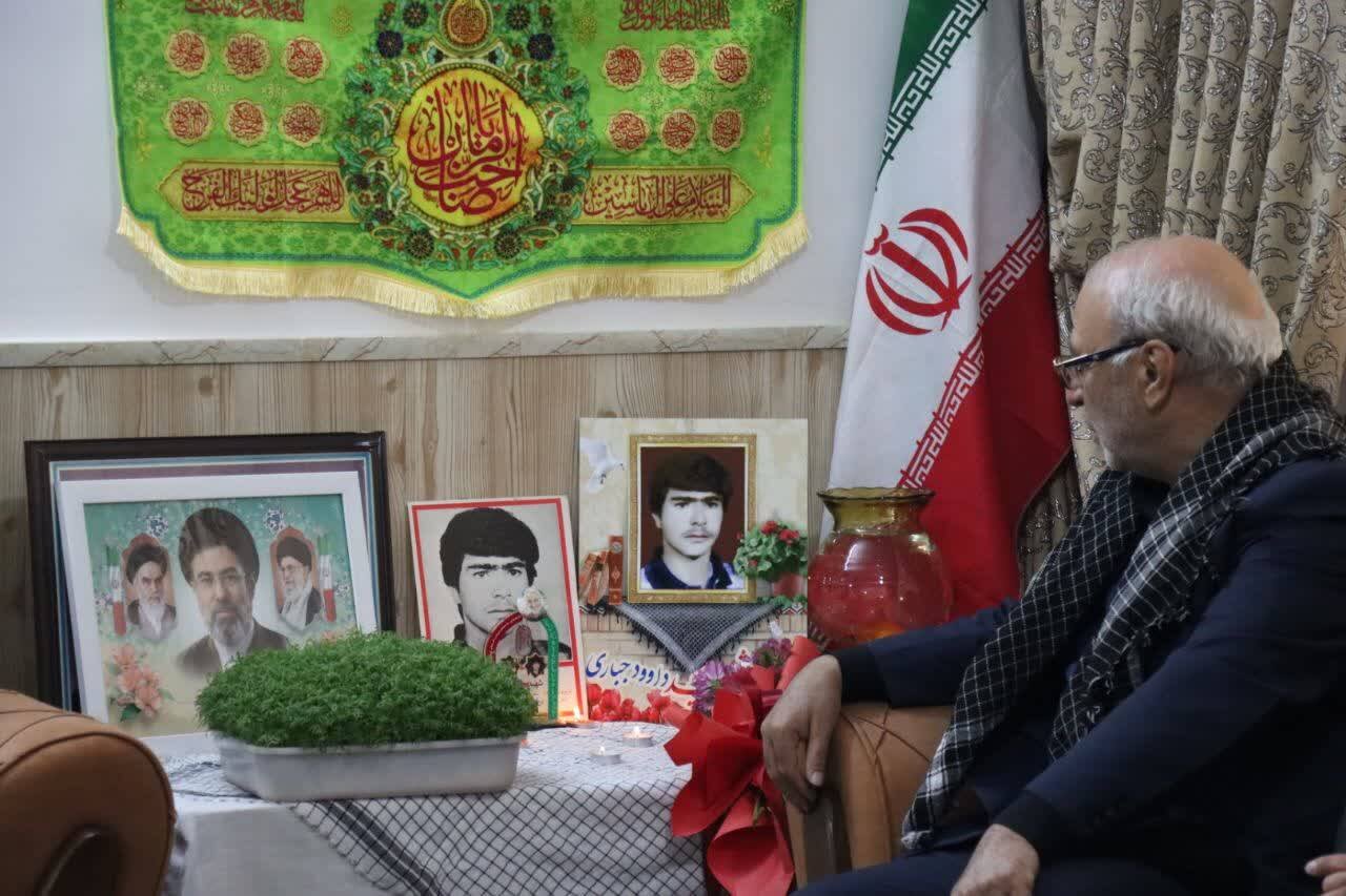 تجدید میثاق با منادیان بصیرت؛ حضور حاجی دلیگانی در منازل شهدای دفاع مقدس و حوادث اخیر