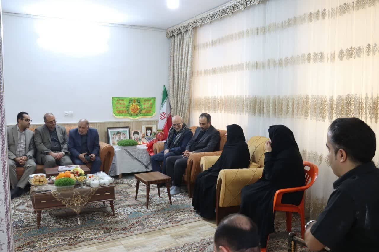 تجدید میثاق با منادیان بصیرت؛ حضور حاجی دلیگانی در منازل شهدای دفاع مقدس و حوادث اخیر