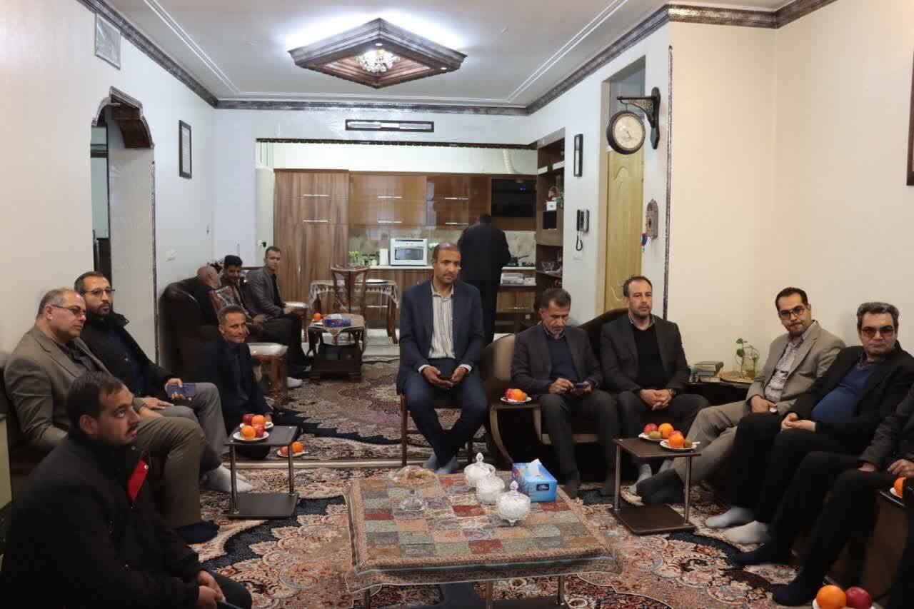تجدید میثاق با منادیان بصیرت؛ حضور حاجی دلیگانی در منازل شهدای دفاع مقدس و حوادث اخیر