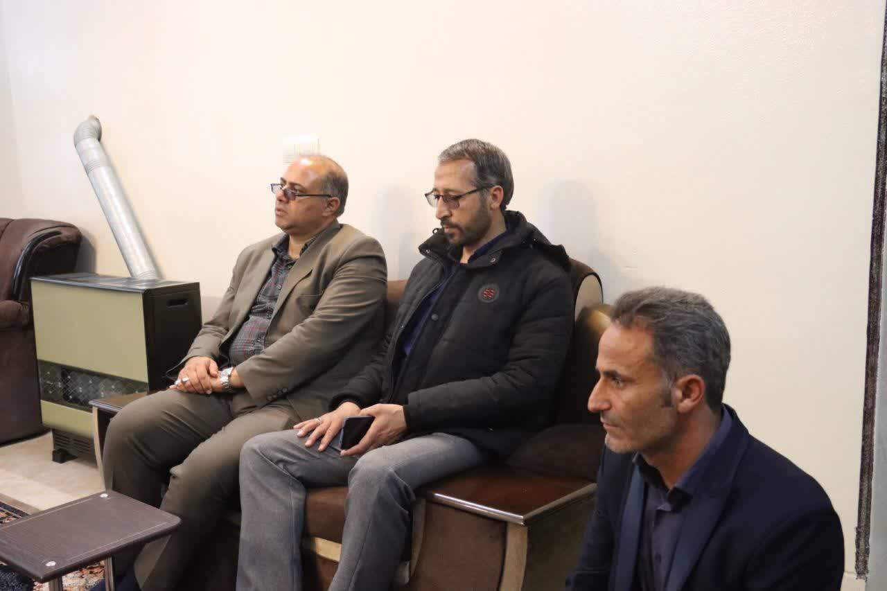 تجدید میثاق با منادیان بصیرت؛ حضور حاجی دلیگانی در منازل شهدای دفاع مقدس و حوادث اخیر