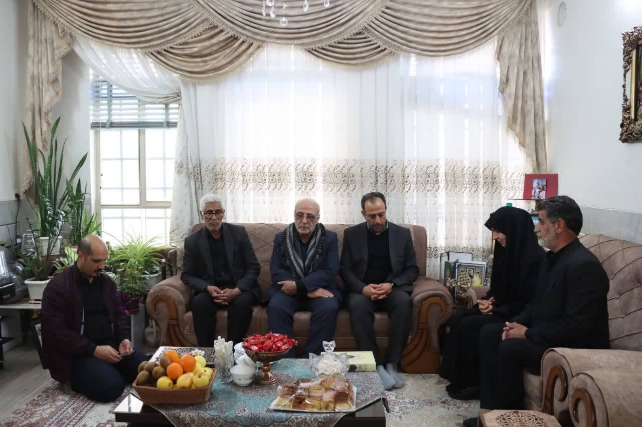 تجدید میثاق با منادیان بصیرت؛ حضور حاجی دلیگانی در منازل شهدای دفاع مقدس و حوادث اخیر