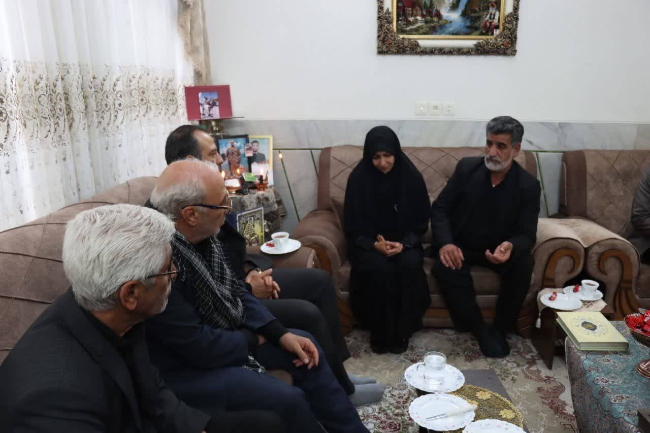 تجدید میثاق با منادیان بصیرت؛ حضور حاجی دلیگانی در منازل شهدای دفاع مقدس و حوادث اخیر