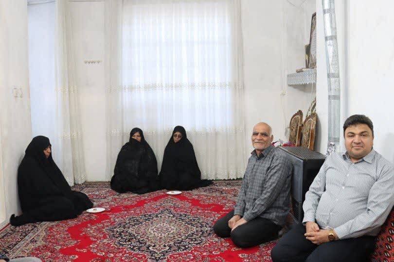 حضور حاجی دلیگانی در منازل شهدای منطقه؛ از تکریم والدین شهدا تا گرامیداشت ایثار زنان